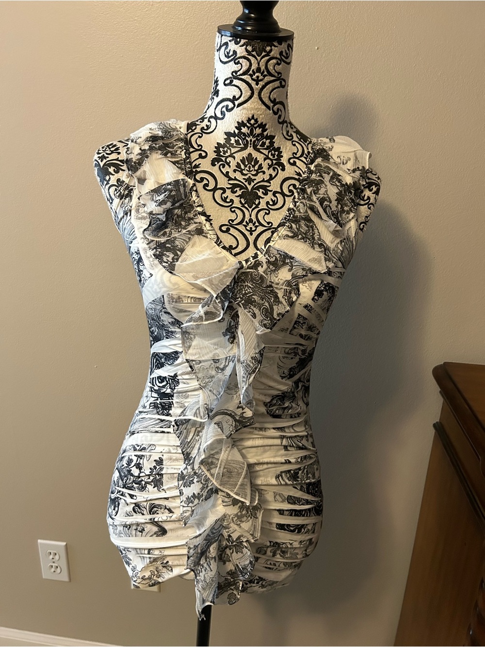 Body Central Black and White Floral Scroll Sleeveless Top